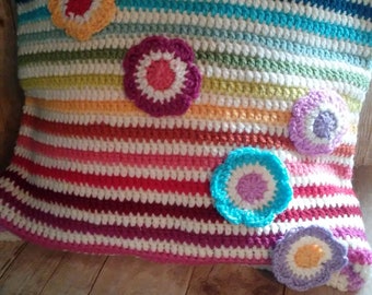 Regenboog gehaakt kussensloop met bloem appliques