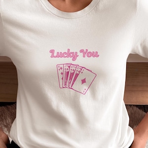 Maglietta con scritta "Beato te!", Coquette, Carte da gioco, Trendy, Retro, Casinò, Anni 2000, Giochi di carte, T-shirt grafica unisex, simpatica idea regalo.