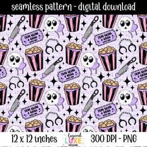 Peut inclure: Motif numérique sans couture avec un design répété de têtes de mort de dessins animés, de seaux de pop-corn, de couteaux, de menottes et de billets avec l'inscription "True Crime & Chill". Le motif est sur fond violet clair avec des étoiles noires. L'image mesure 30,48 x 30,48 cm.