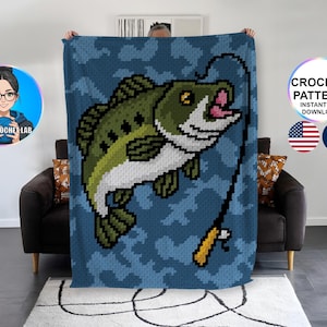 Op de afbeelding: Een haakpatroon voor een deken met een pixel art ontwerp van een groene baars op een blauwe camouflage achtergrond. Het ontwerp bevat een hengel en vislijn. De tekst op de afbeelding luidt CROCHET PATTERN INSTANT PDF DOWNLOAD.