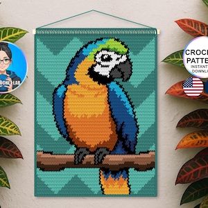 Puede incluir: Un tapiz de pared de ganchillo con un diseño de loro vibrante. El loro tiene plumaje azul, amarillo y verde, posado en una rama marrón sobre un fondo turquesa. La imagen incluye el texto "CROCHET PATTERN INSTANT PDF DOWNLOAD".