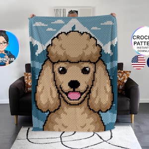 Peut inclure: Une couverture au crochet bleue et beige avec un motif de caniche souriant. Le fond est bleu avec des montagnes et des nuages blancs. Le texte "CROCHET PATTERN INSTANT PDF DOWNLOAD" est dans un cercle.