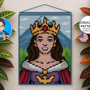 Peut inclure: Une tenture murale au crochet représentant une reine souriante avec une couronne dorée, une robe violette et une cape rouge. L'arrière-plan comprend un paysage de montagne. Le texte "CROCHET PATTERN INSTANT PDF DOWNLOAD" est visible, ainsi que les drapeaux américain et français.