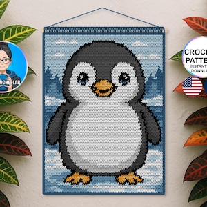 Può includere: Un arazzo da parete a forma di pinguino all'uncinetto con sfondo blu e bianco. Il pinguino è grigio, bianco e giallo, con un volto sorridente. L'immagine include il testo "CROCHET PATTERN INSTANT PDF DOWNLOAD" e le bandiere americana e francese.