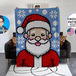 Peut inclure: Une couverture au crochet avec un motif de Père Noël pixélisé. La couverture présente un fond bleu clair avec des flocons de neige blancs et un grand visage de Père Noël en rouge, blanc et rose. Le texte "CROCHET PATTERN INSTANT PDF DOWNLOAD" est visible.
