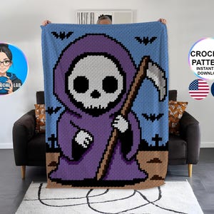 Puede incluir: Una manta de ganchillo pixelada con una caricatura de la Parca con una túnica morada y una guadaña, sobre un cielo azul con murciélagos y lápidas. El texto "CROCHET PATTERN INSTANT PDF DOWNLOAD" es visible.