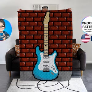 Peut inclure: Une couverture au crochet avec un motif pixélisé d'une guitare bleue et blanche sur un mur de briques. La couverture est présentée devant un canapé sombre. Les mots "CROCHET PATTERN INSTANT PDF DOWNLOAD" sont dans un cercle.