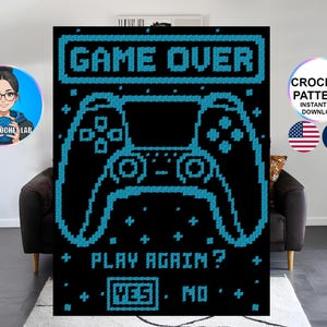 Peut inclure: Un modèle de crochet noir avec un motif de manette de jeu vidéo pixelisée bleu vif. Le texte GAME OVER apparaît en haut, avec PLAY AGAIN? et les options YES et NO en bas. Le design comprend de petites croix bleues en forme de plus.