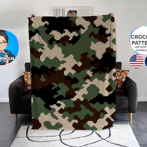 Op de afbeelding: Een camouflage-gehaakte deken in groen, bruin, zwart en beige. De deken wordt getoond, waarbij het patroon wordt benadrukt. De afbeelding bevat ook de tekst "CROCHET PATTERN INSTANT PDF DOWNLOAD".