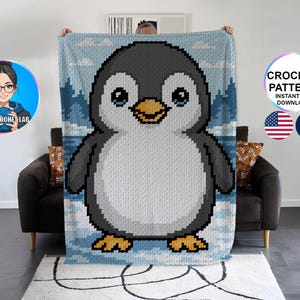 Puede incluir: Una gran manta de ganchillo pixelada con un diseño de pingüino. El pingüino es blanco con alas y cabeza grises, un pico amarillo y ojos azules. El fondo representa una escena invernal con elementos azules y blancos. El texto en la manta dice "CROCHET PATTERN INSTANT PDF DOWNLOAD".