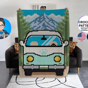 Peut inclure: Une couverture au crochet pixelisée représentant un van turquoise et blanc avec des phares jaunes, sur fond de montagnes et d'arbres. La couverture a un ciel bleu et une forêt verte. Les mots "CROCHET PATTERN INSTANT PDF DOWNLOAD" sont dans un cercle.