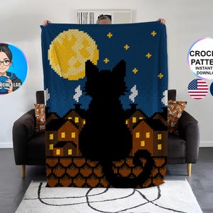 Peut inclure: Une couverture au crochet représentant un chat noir sur fond de ciel nocturne avec une lune jaune et des étoiles. La couverture représente également des maisons avec des cheminées. Le texte "CROCHET PATTERN INSTANT PDF DOWNLOAD" est visible.
