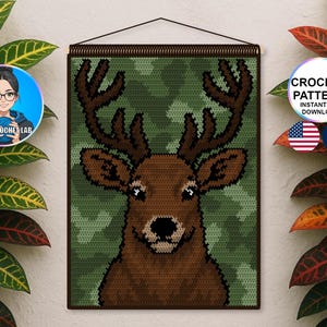 Peut inclure: Un patron de crochet pour une tenture murale représentant un cerf. Le cerf est brun avec de grands bois, sur un fond vert camouflage. Le texte "CROCHET PATTERN INSTANT PDF DOWNLOAD" est visible. L'image comprend également les drapeaux américain et français.
