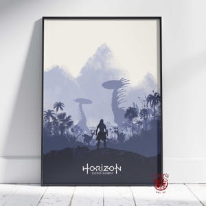 Op de afbeelding: Een ingelijste kunstprint met een silhouet in een landschap met mechanische wezens en palmbomen. De tekst "Horizon Zero Dawn" staat onderaan, met een bergketen op de achtergrond. Het kleurenpalet is voornamelijk blauw en wit.