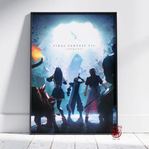 Puede incluir: Un póster enmarcado de Final Fantasy VII Remake. La obra de arte muestra a tres personajes en un entorno post-apocalíptico, con el título del juego en la parte superior. El póster tiene un marco negro y se muestra contra una pared blanca.