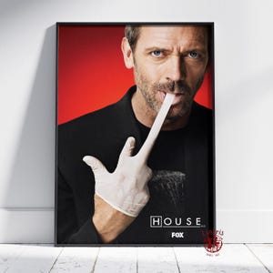 Könnte beinhalten: Gerahmtes Poster mit einem Mann in schwarzer Jacke und Hemd, mit einem weißen Handschuh im Mund. Das Poster trägt den Text "HOUSE M.D." und das FOX-Logo unten. Der Hintergrund ist rot.