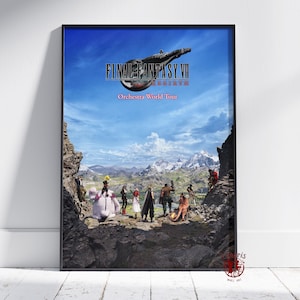 Peut inclure: Une affiche encadrée avec le logo et les personnages de "Final Fantasy VII Rebirth". L'œuvre représente un paysage de montagne avec des personnages sur un affleurement rocheux. Le ciel est bleu avec des nuages, et l'affiche est encadrée en noir.