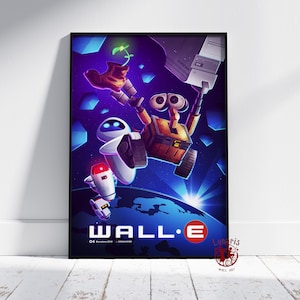 Puede incluir: Un póster colorido con los personajes de la película animada WALL-E. El póster presenta a WALL-E, EVE y una planta en una bota. El póster tiene un fondo azul con un planeta Tierra en primer plano. El texto "WALL-E" está en la parte inferior central del póster.