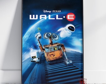 Puede incluir: Póster enmarcado de la película de Disney Pixar "WALL-E". El póster muestra al robot WALL-E sosteniendo una planta, con el robot EVE y el título de la película en blanco sobre un fondo espacial azul. El póster está en un marco negro.