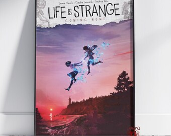 Puede incluir: Un póster enmarcado con el título "LIFE IS STRANGE COMING HOME". La obra de arte muestra dos figuras con efectos de energía azul, ambientadas en una puesta de sol sobre un paisaje costero con un faro. El póster está enmarcado en negro.