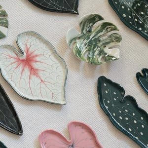 Handmade Leaf Ceramic Tray – Botanical Pottery Plate, Serving Dish, Jewelry Holder, Food Safe Gift, Plant Lover Gift, Artisan Tray