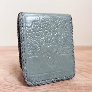 Cartera de piel de ciervo "Bambi" labrada a mano / Billetera de piel azul grisácea hecha a mano / Cartera vintage de mediados de siglo