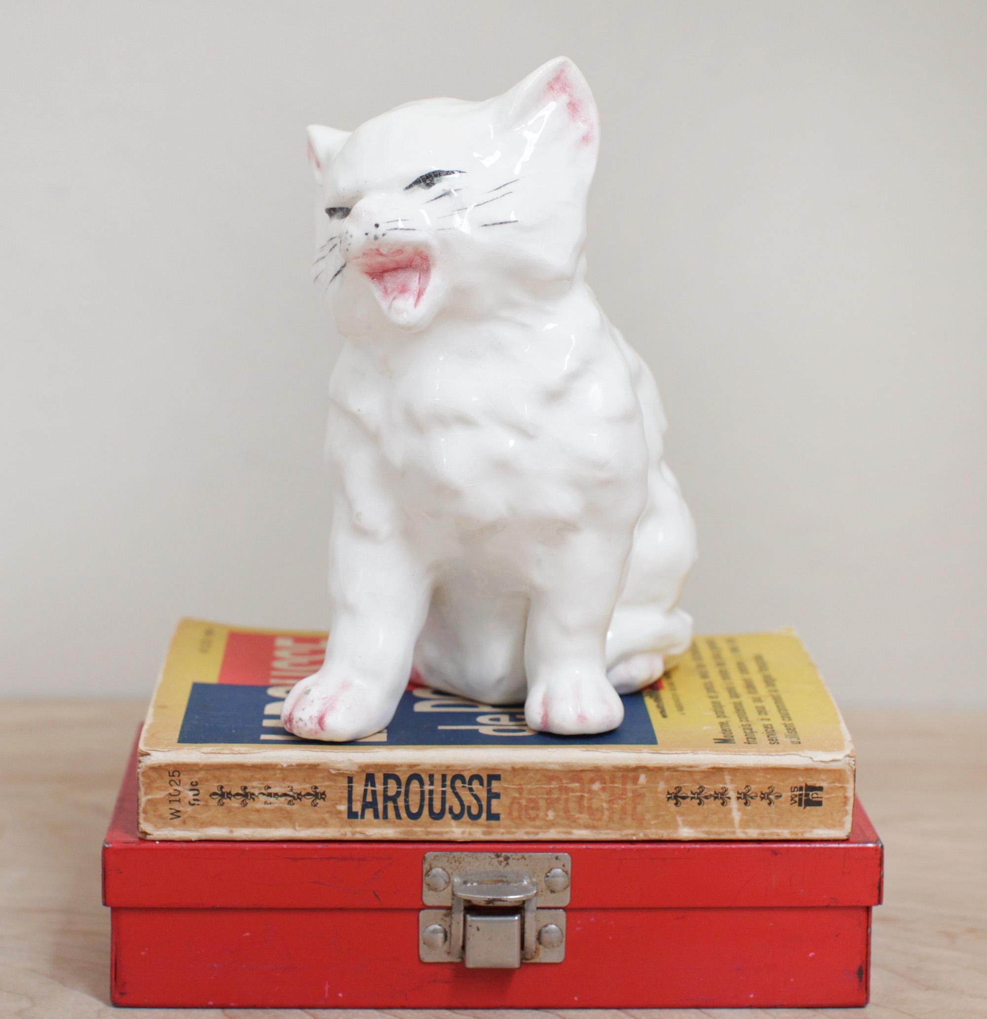 CAT LIKE  バキューム ホワイト SM Royal Dux Hissing Cat Figurine/ HTF 1930s Czechoslovakian Pottery