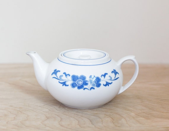 Blue & White Chinese Teapot/ Cute Personal Size Liling China Tea Pot With  Reseased Lid/ Small Pretty Floral Designed Ceramic Teapot 