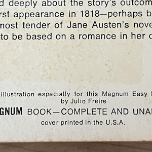 Op de afbeelding: Close-up van een boekomslag met tekst. De tekst bevat "A MAGNUM BOOK - COMPLETE AND UNABRIDGED" en "cover printed in the U.S.A." De coverillustratie is van Julio Freire. De tekst is zwart op een cr&egrave;mekleurige achtergrond.
