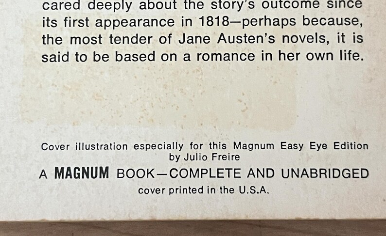 Op de afbeelding: Close-up van een boekomslag met tekst. De tekst bevat "A MAGNUM BOOK - COMPLETE AND UNABRIDGED" en "cover printed in the U.S.A." De coverillustratie is van Julio Freire. De tekst is zwart op een cr&egrave;mekleurige achtergrond.