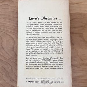 Op de afbeelding: De achterkant van een vintage paperback met de titel "Love's Obstacles". De tekst beschrijft het plot van een romantische roman, met personages als Anne Elliot en Captain Frederick Wentworth. Het boek is een Magnum Book, compleet en ongeknipt.
