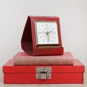 Reloj despertador de viaje Remberence con estuche plegable estilo billetera de cuero rojo / Reloj de viaje plegable de cuerda de mediados de siglo que funciona con pilas, fabricado en Alemania