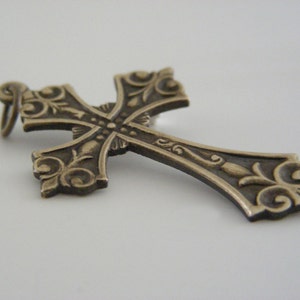 Vintage Brass Cross Pendant: Detailed DIY Necklace Finding bild 1