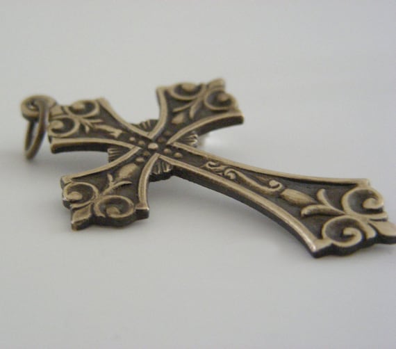 Vintage Brass Cross Pendant: Detailed DIY Necklace Finding