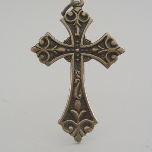 Vintage Brass Cross Pendant: Detailed DIY Necklace Finding bild 2