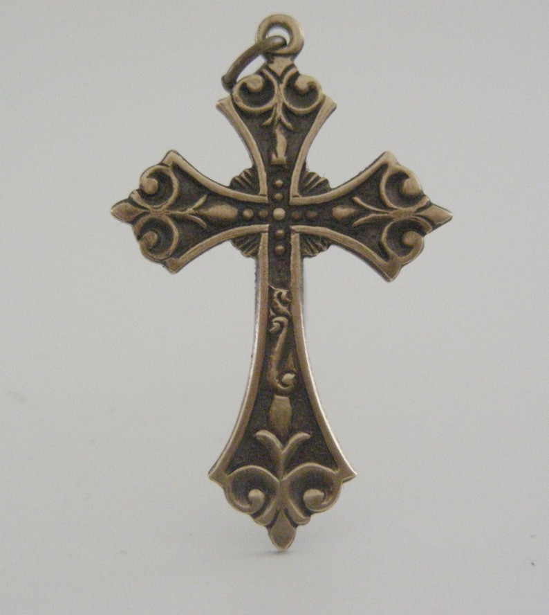 Vintage Brass Cross Pendant: Detailed DIY Necklace Finding bild 2