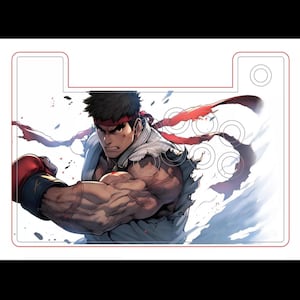 Puede incluir: Una impresión de arte digital con un personaje de un videojuego de lucha. El personaje es un hombre musculoso con una cinta roja para la cabeza y un gi blanco. Está golpeando hacia adelante con una expresión decidida. El fondo es un desenfoque de blanco y gris.