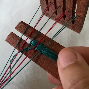 Mini telar de banda rígida y lanzadera para tejer fajas de cintura o cintas