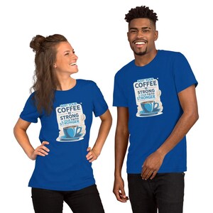 Op de afbeelding: Twee mensen dragen blauwe t-shirts met de tekst "MAY YOUR COFFEE BE STRONG & YOUR FAITH STRONGER" en een afbeelding van een koffiekopje. De shirts hebben korte mouwen en zijn gemaakt van een zacht materiaal.