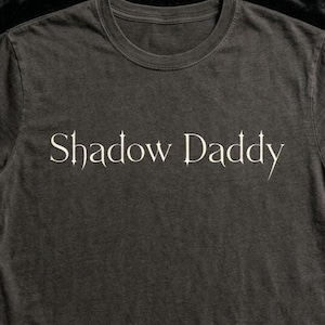 Maglietta Shadow Daddy, Maglietta Comfort Colors Pepper, Maglietta Bookish Romantasy, Regalo per lettori di dark fantasy, Merchandising Booktok piccante, Eroe moralmente ambiguo