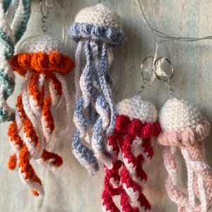 Handgemachter gehäkelter Quallen Plüsch-Taschenanhänger - anpassbares Amigurumi-Ozean-Spielzeug, schönes Geschenk, Ozean-Dekor, Kawaii gehäkeltes Plüsch
