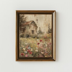 Peut inclure: Peinture encadrée représentant un cottage rustique au toit usé, entouré d'un champ de fleurs sauvages. L'œuvre utilise une palette de couleurs chaudes avec des tons beiges, bruns, rouges et bleus, créant une scène rurale paisible.