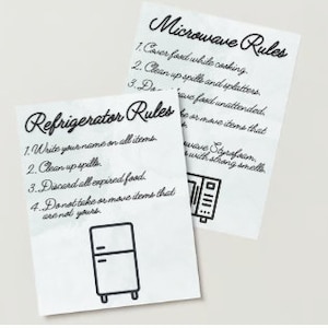 以下が含まれることがあります： 黒いテキストとイラストが描かれた2枚の白い紙。1枚には、番号付きの指示と冷蔵庫のグラフィックが書かれた「冷蔵庫のルール」と書かれています。もう1枚には、指示と電子レンジのグラフィックが書かれた「電子レンジのルール」と書かれています。