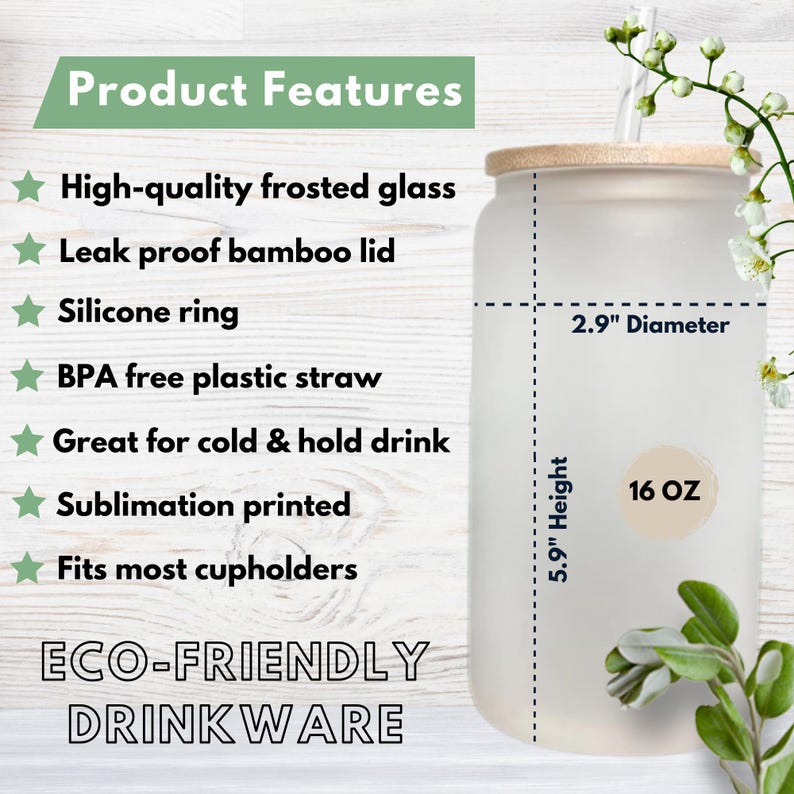 K&ouml;nnte beinhalten: Ein mattierter Glasbecher mit Bambusdeckel und Strohhalm. Der Becher ist 15 cm hoch und 7,4 cm im Durchmesser. Er fasst 470 ml. Der Becher ist mit "ECO-FRIENDLY DRINKWARE" beschriftet.