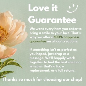 K&ouml;nnte beinhalten: Eine rosa Blume mit einem gr&uuml;nen Stiel und Bl&auml;ttern. Der Text lautet: "Love it Guarantee" Wir m&ouml;chten, dass jeder Artikel, den Sie bestellen, Ihnen ein L&auml;cheln ins Gesicht zaubert! Deshalb bieten wir eine 100%ige Zufriedenheitsgarantie auf alle unsere Kreationen. Wenn etwas nicht so perfekt ist, wie Sie es sich erhofft haben, schreiben Sie uns einfach eine Nachricht. Wir arbeiten gerne mit Ihnen zusammen, um die beste L&ouml;sung zu finden, sei es eine Reparatur, ein Ersatz oder eine vollst&auml;ndige R&uuml;ckerstattung. Vielen Dank, dass Sie unseren Shop gew&auml;hlt haben!