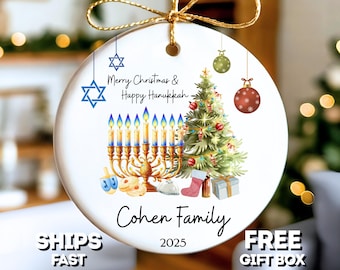 Può includere: Un ornamento natalizio in ceramica bianca con un cordino dorato per appenderlo. Presenta un candelabro, un albero di Natale e il testo "Merry Christmas & Happy Hanukkah". È incluso anche il testo "Cohen Family 2025".