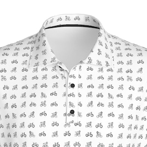 Peut inclure: Chemise polo blanche avec un motif répété noir et blanc de bicyclettes. La chemise a un col noir et trois boutons noirs.