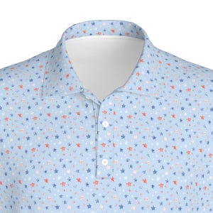 Könnte beinhalten: Ein hellblaues Poloshirt mit weißem Kragen und einem Muster aus kleinen roten, weißen und blauen Sternen.
