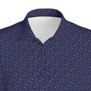 Könnte beinhalten: Ein marineblaues Poloshirt mit einem sich wiederholenden Muster aus kleinen roten und blauen Kreisen.