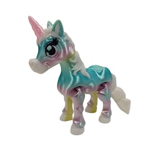 Figura articulada impresa en 3D de unicornio